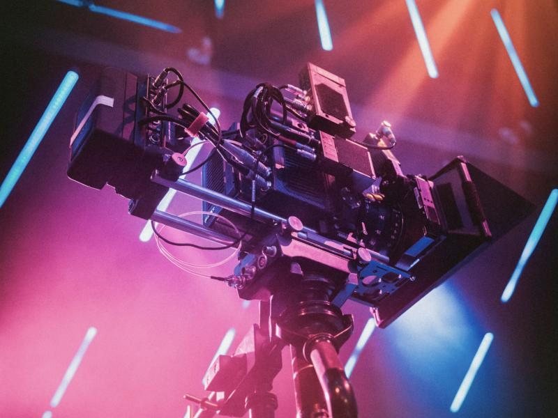 Cámara de cine iluminada con luces neón
