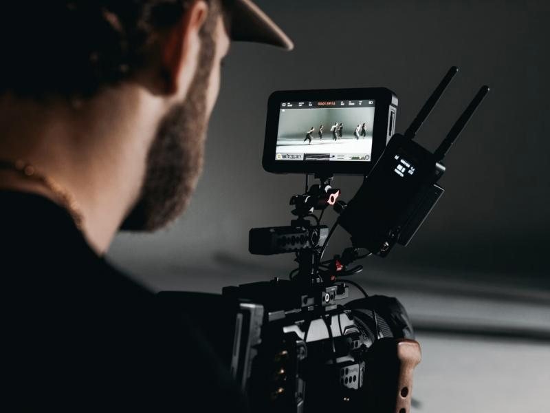 Camarógrafo grabando con equipo de cine